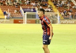 Leandro celebra un gol ante el Montijo.