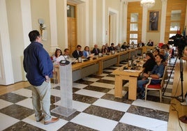 Julián Cruz habló por los vendedores en el pleno del jueves.