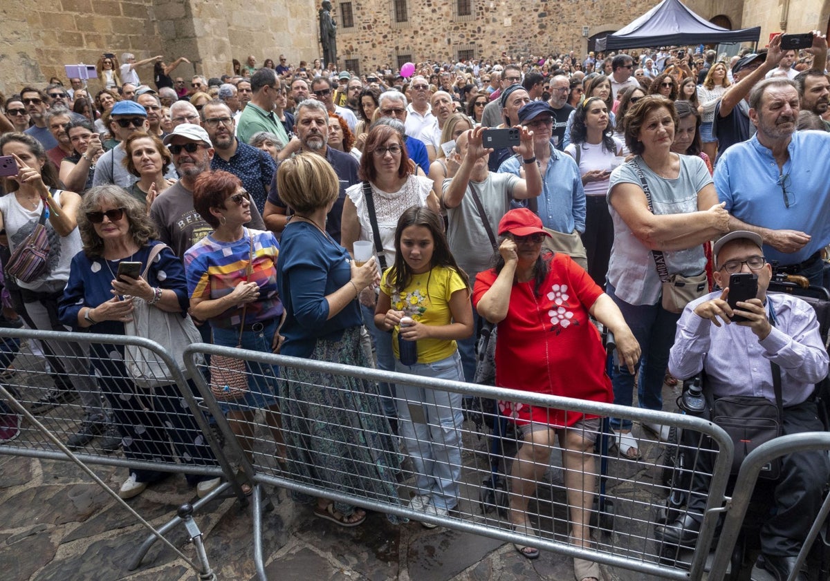 Imagen principal - En la imagen superior, público en uno de los conciertos en Santa María. Debajo, los gaiteros al pasar por el Arco de la Estrella. Sobre estas líneas, Luis Lapresa y su pareja, Frida Sánchez, en el Irish, con sus hijos Manuel de tres años y Vera, de uno.