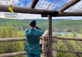 Un agente del Seprona de la Guardia Civil vigila un paisaje.