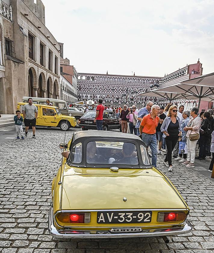 Imagen secundaria 2 - Los coches clásicos toman la Plaza Alta de Badajoz