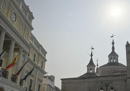 El cielo enmarañado hacía perfectamente visible la presencia del humo en la ciudad.