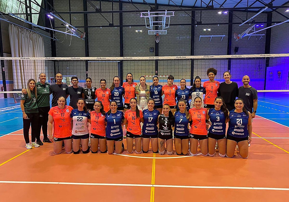 Foto de familia de los dos equipos al término del encuentro.