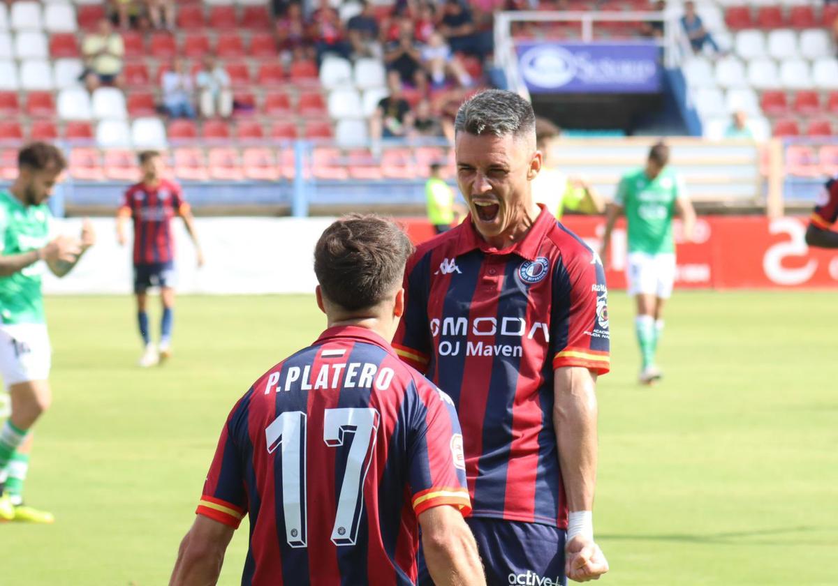 Platero y Callejón celebran uno de los goles.