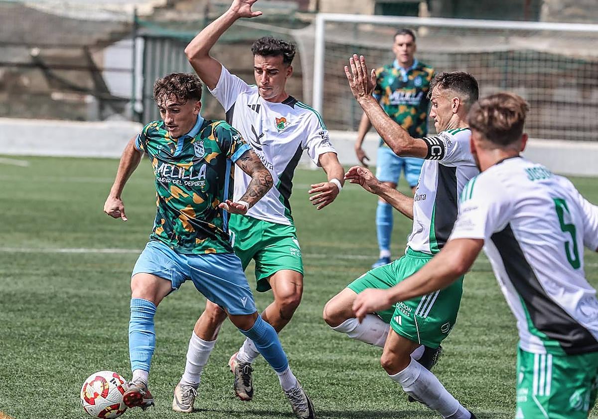 Lance del juego entre el Cacereño y el Melilla.