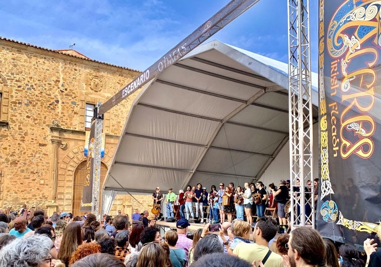 Jornada final del festival de música irlandesa en la plaza de Santa María.