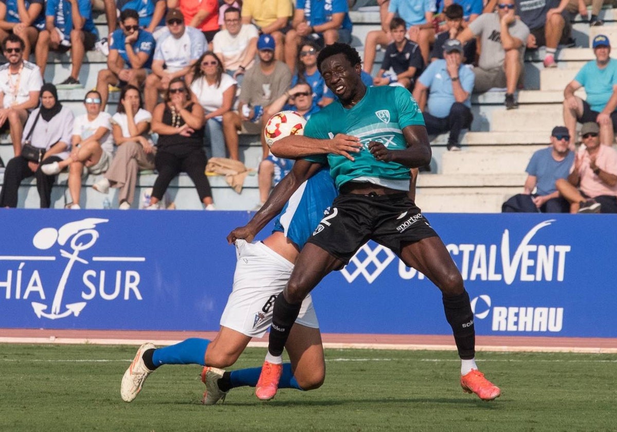 Adighibe, con el Villanovense en San Fernando.