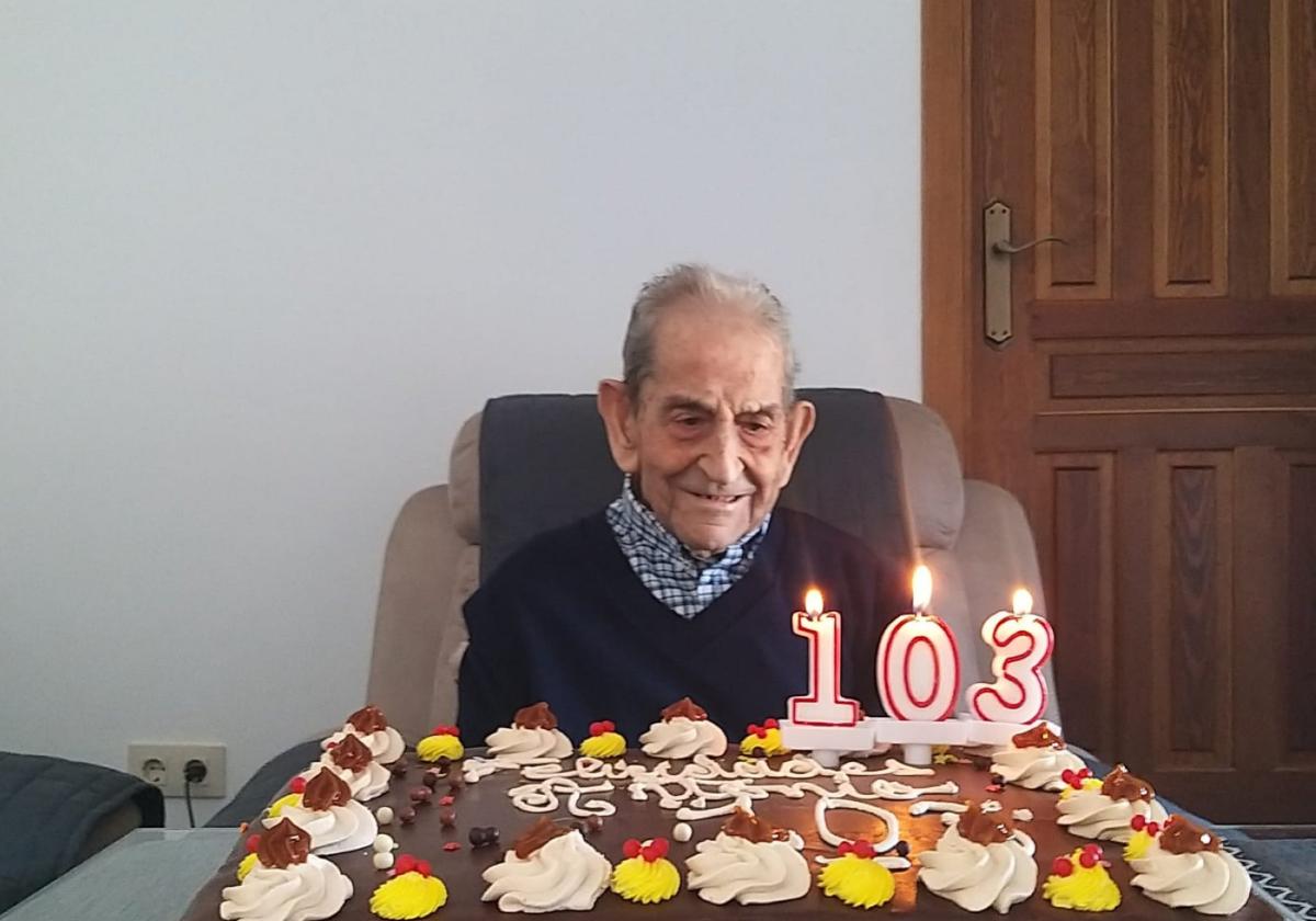 Antonio Muñoz, con la tarta.