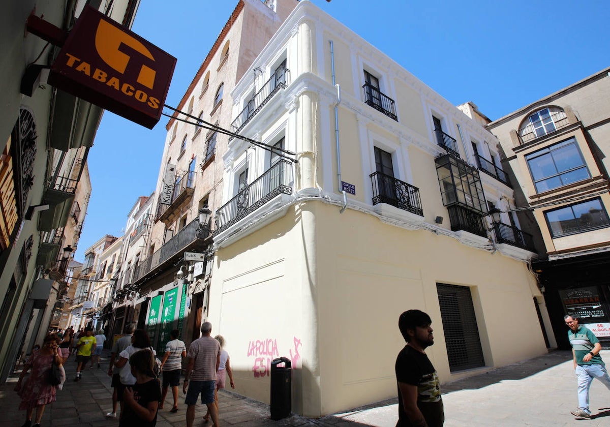 El edificio, situado en la esquina de Pintores con Moret, se adjudicó en subasta el pasado mes de agosto por 244.110 euros.