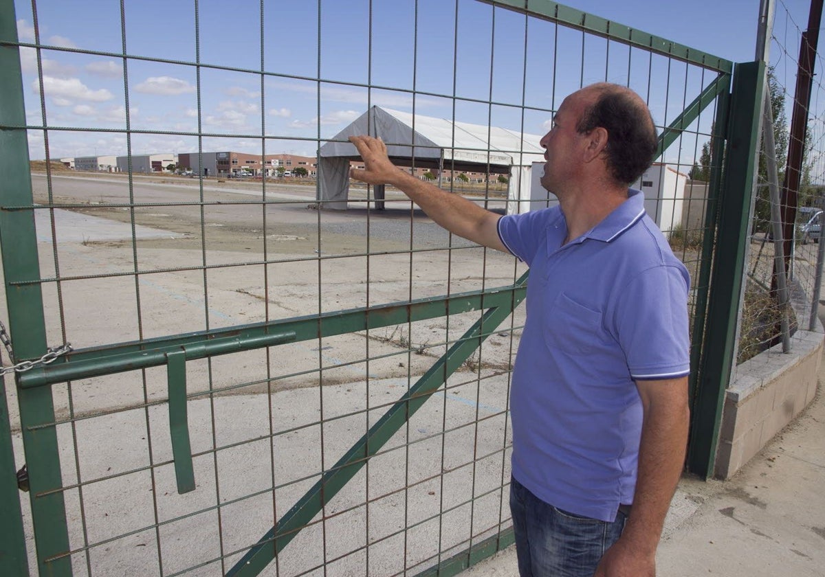 Un hombre contempla la parcela C-3 en la que funcionó en 2012 el mercado de Mejostilla varios sábados.