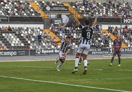 Álex Alegría y Ginés celebran el segundo gol del Badajoz al Llerenense.