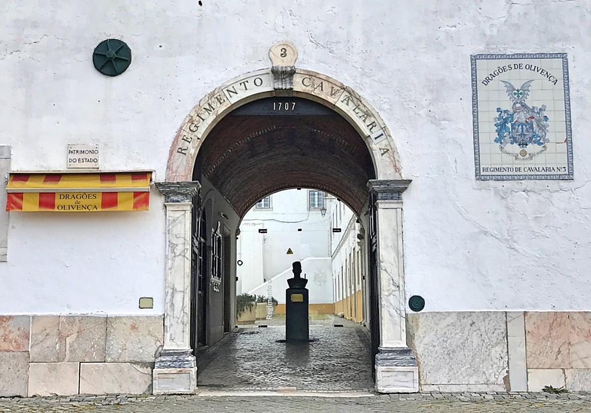 Entrada al cuartel Dragones de Olivenza en Estremoz.