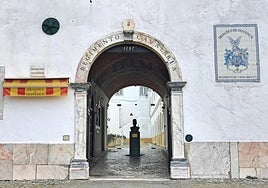Entrada al cuartel Dragones de Olivenza en Estremoz.