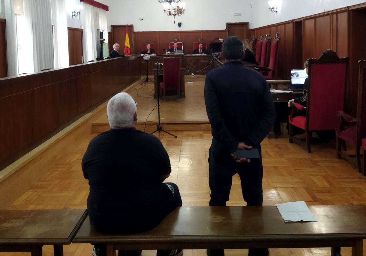 Los dos procesados que han comparecido esta mañana en la Audiencia de Badajoz.