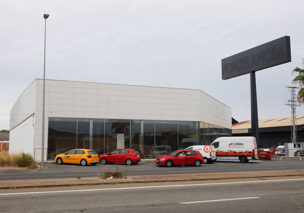 Nave que ocupaba Porcelanosa en la avenida Juan Pablo II, junto a la glorieta del Ferial.