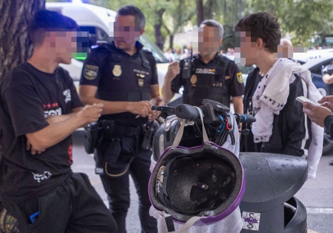 La Policía Nacional atiende a los supuestos jóvenes agredidos.