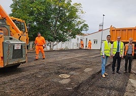 Visita del alcalde a los trabajos de asfaltado este martes en Aldea Moret.