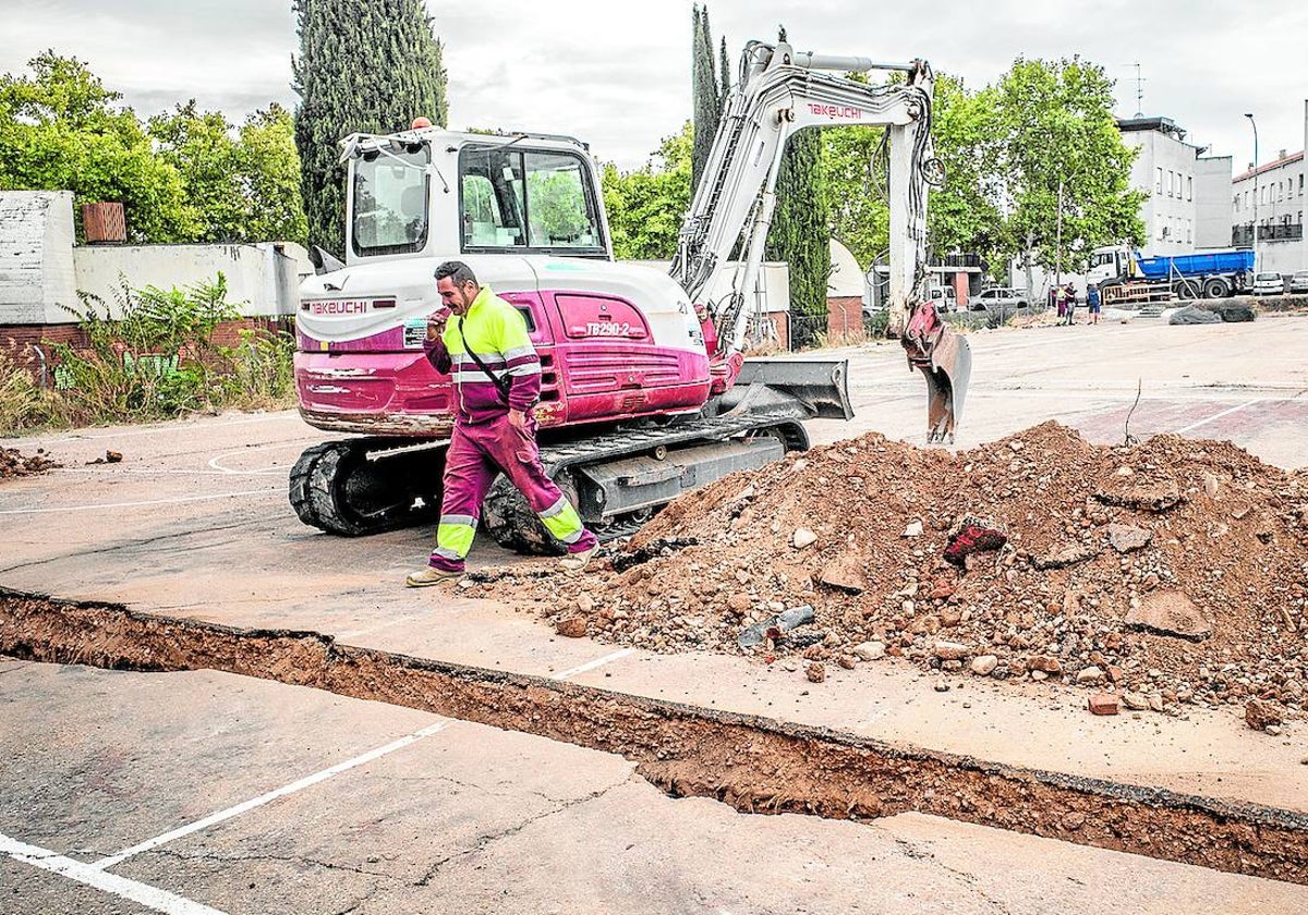 Un operario ayer en la obra de construcción del nuevo campo de fútbol de Pardaleras.