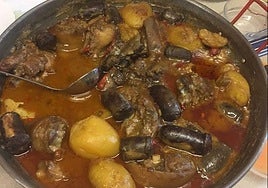 Presentación de un buen guiso de patatas con mondongo.