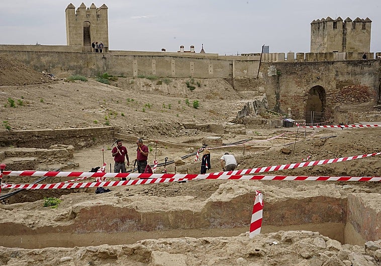 Los operarios trabajando en la nueva escalera de la Alcazaba.