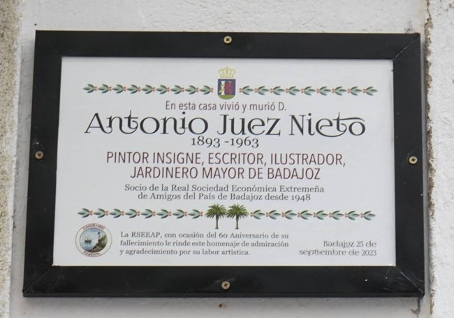 Placa instalada en recuerdo de Antonio Juez y sufragada por la Sociedad Económica de Amigos del País.