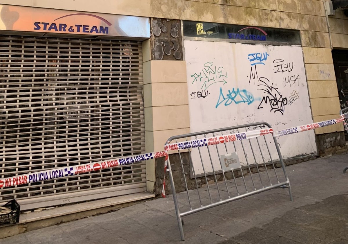 Aspecto de la zona del edificio en la calle Moret, sin terraza y con el inmueble vallado en enero de 2023.