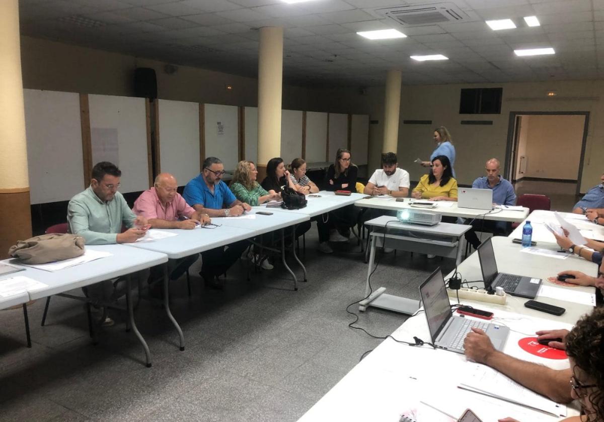 Miembros de la directiva durante su reunión en Castañar de Ibor.