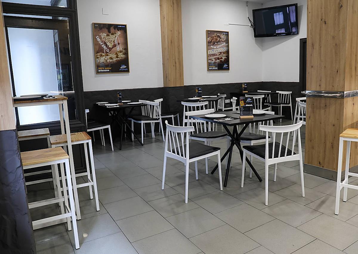 Imagen secundaria 1 - El local, ubicado en la calle San Marcos, es pequeño, pero tiene una buena barra y seis mesas para albergar a unas 23 personas. El objetivo de Nico es abrir dos o tres más por la zona.