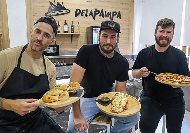 La pizza es la reina del local pero también tienen milanesas y, por supuesto, empanaditas.
