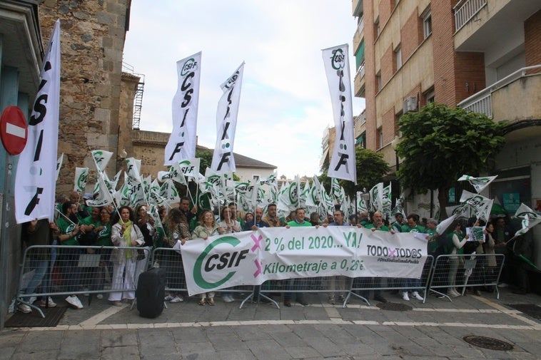 Concentración de CSIF a las puertas de la Asamblea.