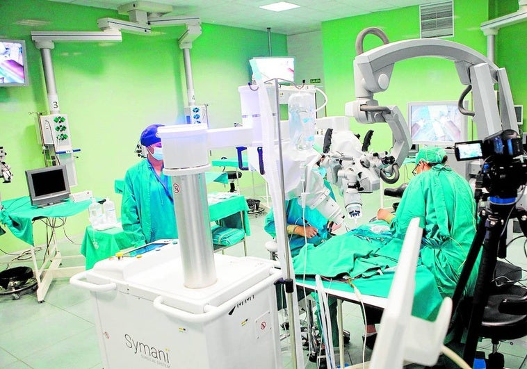 Dos cirujanas del hospital Sant Pau de Barcelona durante la intervención con el robot Symani en el congreso del CCMI.