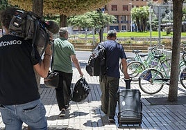 Agentes de la UCO con documentación incautada en la Diputación de Badajoz el 10 de julio.