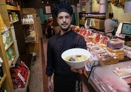 Borja Barragán posa con el cocido de Donoso, que lleva garbanzo pedrosillano, chorizo de Joselito, morcilla, panceta ibérica y alita de pollo de corral, entre otras verduras de cercanía.