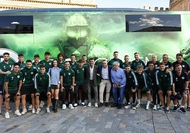 El Cacereño presenta su nuevo autobús en la Plaza Mayor