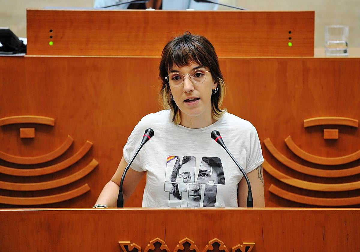 Nerea Fernández en el pleno de la Asamblea de Extremadura