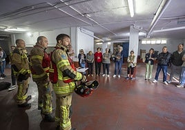 Los bomberos este viernes con vecinos de avenida de la Bondad 16.