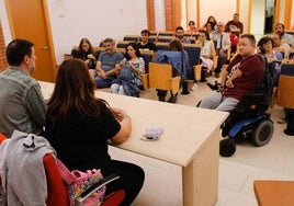 Asistentes este jueves a la reunión celebrada en el Edificio Valhondo de Cáceres para abordar la saturación del bus.