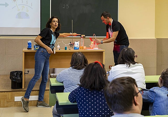 Dos investigadores enseñan algunos experimentos en el centro universitario de Plasencia.