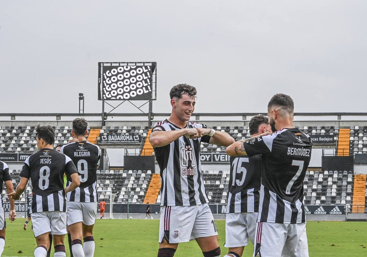 Ginés González, que regresa a Pinilla, celebra su gol ante el Llerenense con Bermu.