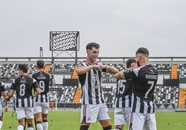 Ginés González, que regresa a Pinilla, celebra su gol ante el Llerenense con Bermu.