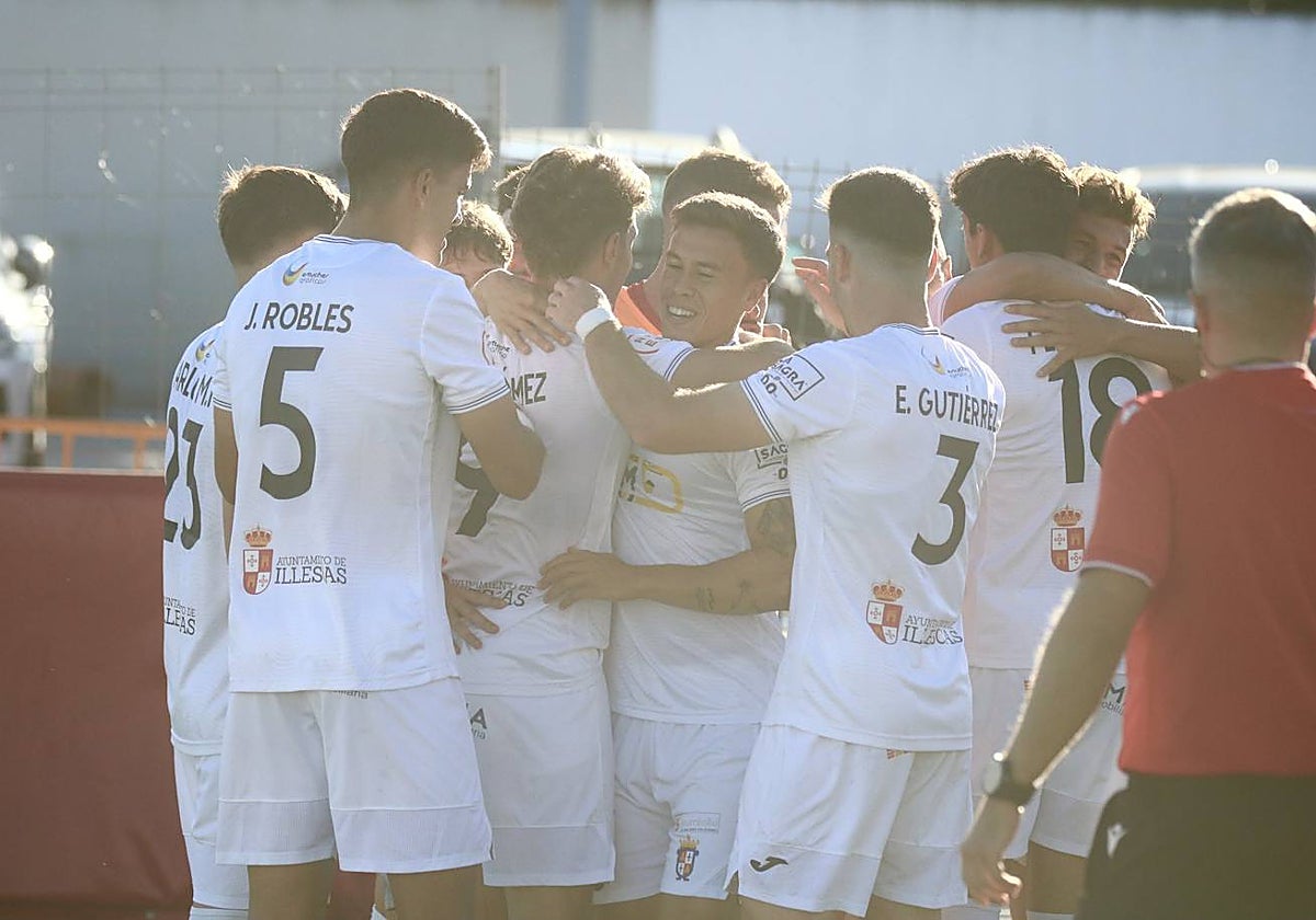 Los jugadores del Illescas celebran uno de los goles de su remonatada al Coria.