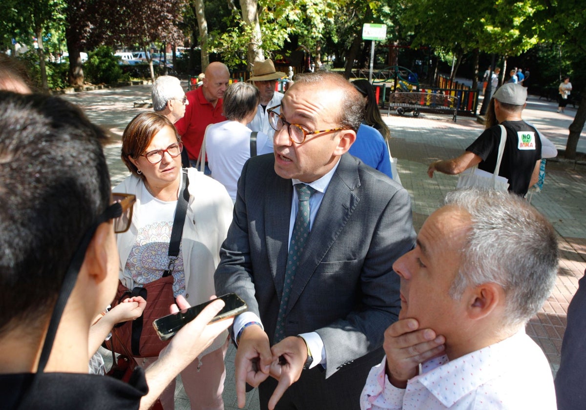 El alcalde dando explicaciones sobre los informes el pasado lunes en Cánovas.