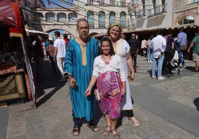 Paco y Noelia, vestidos con unas chilabas compradas en Marruecos, fueron de los pocos pacenses llegados como árabes desde casa.