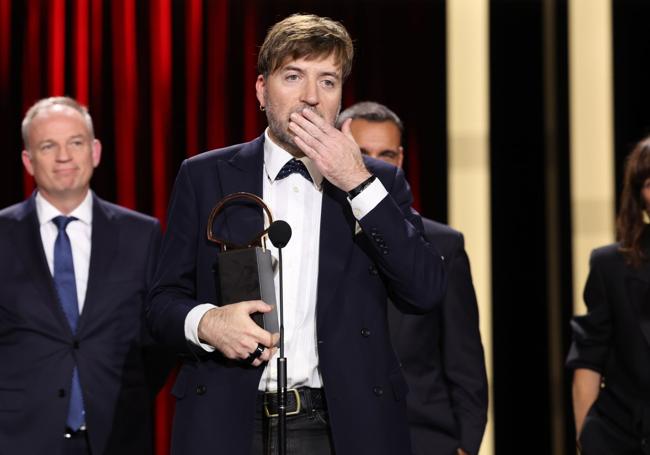 El cineasta Albert Serra recibe junto a su equipo la Concha de Oro a la mejor película este sábado en el 72 Festival de Cine de San Sebastián.