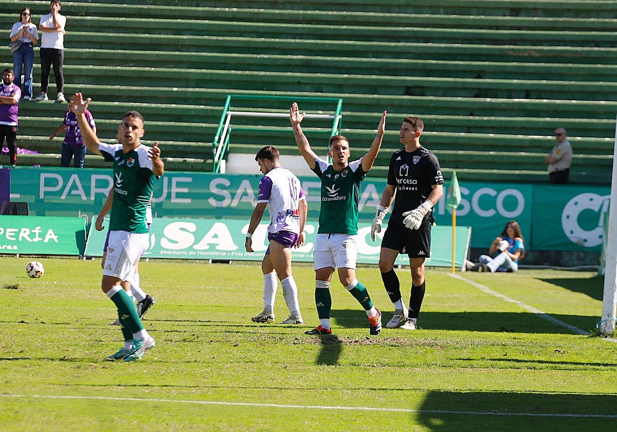 Adri Pérez y Deco protestan una acción ofensiva del Cacereño.