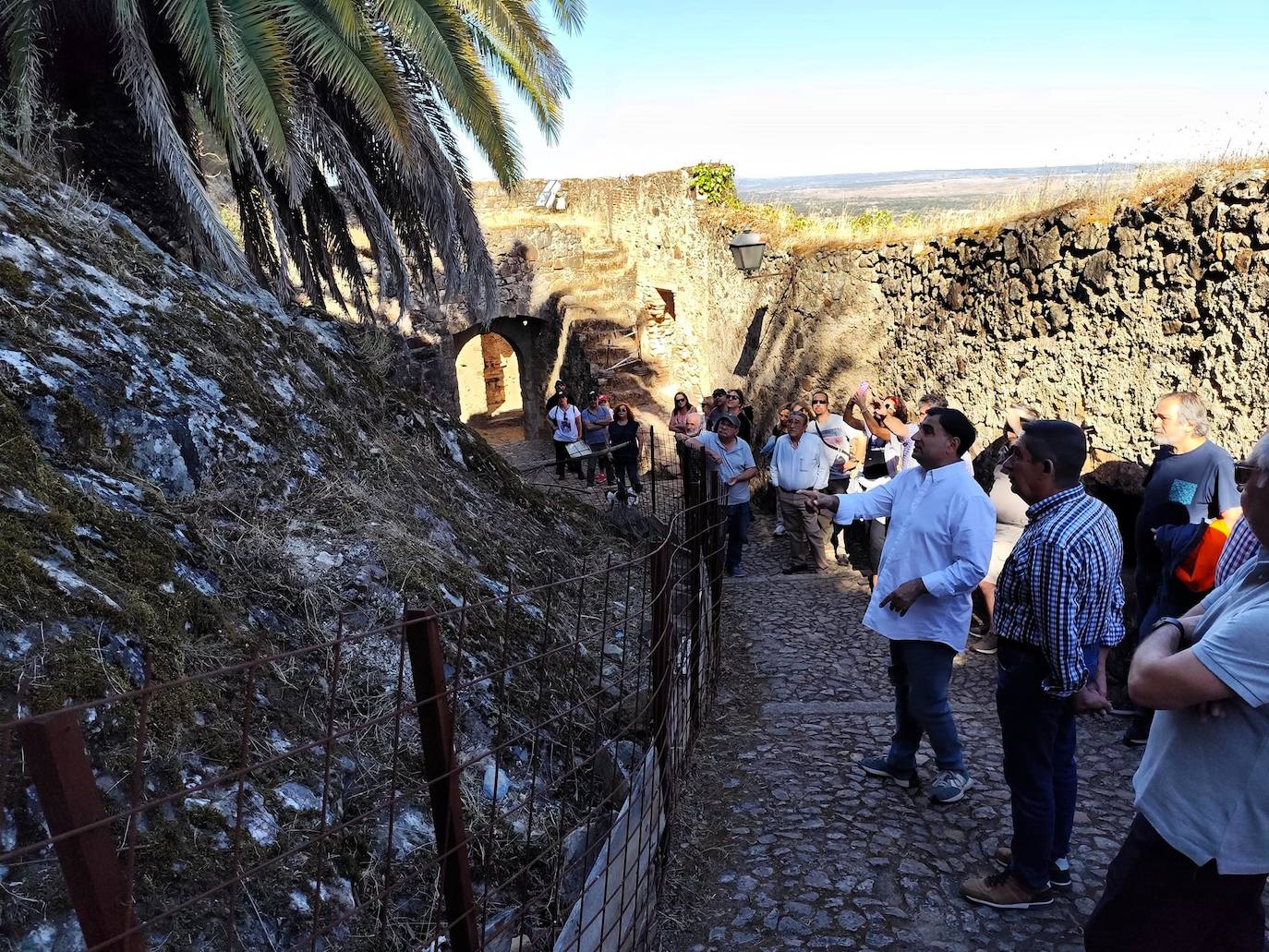 Durante la ruta se mostraron los desperfectos que presenta el castillo