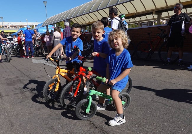 Hugo, David y Logan, con sus bicis.