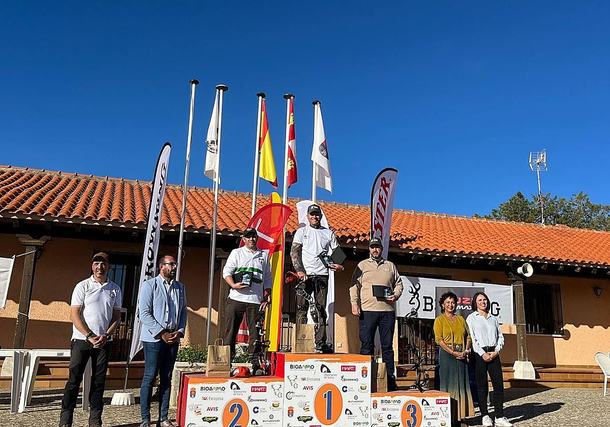 Imagen principal - Los arqueros extremeños triunfan en el XXVI Campeonato de España de Recorridos de Caza con Arco