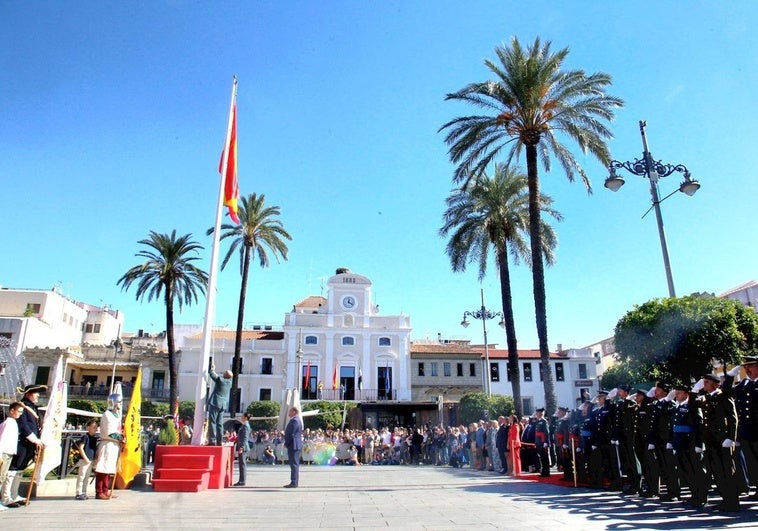 Izado de la bandera nacional durante el himno en la Plaza de España de Mérida.