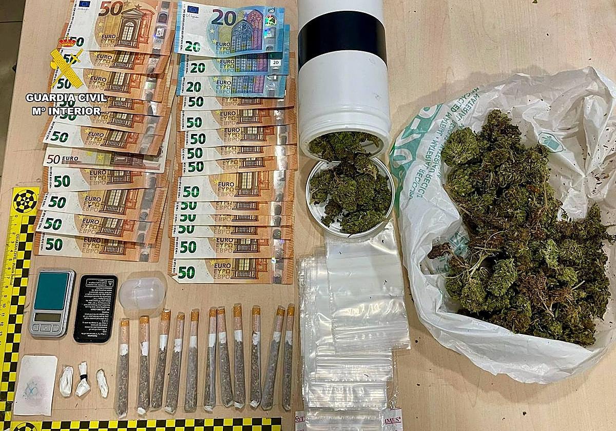 Droga incautada, dinero en efectivo y otros efectos.